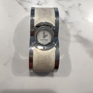 Vintage Gucci Twirl Bangle watch